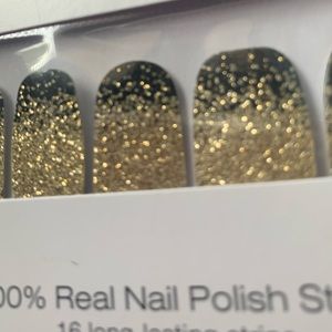 Ring It In: glitter tipped dry nail polish strips by Color Street